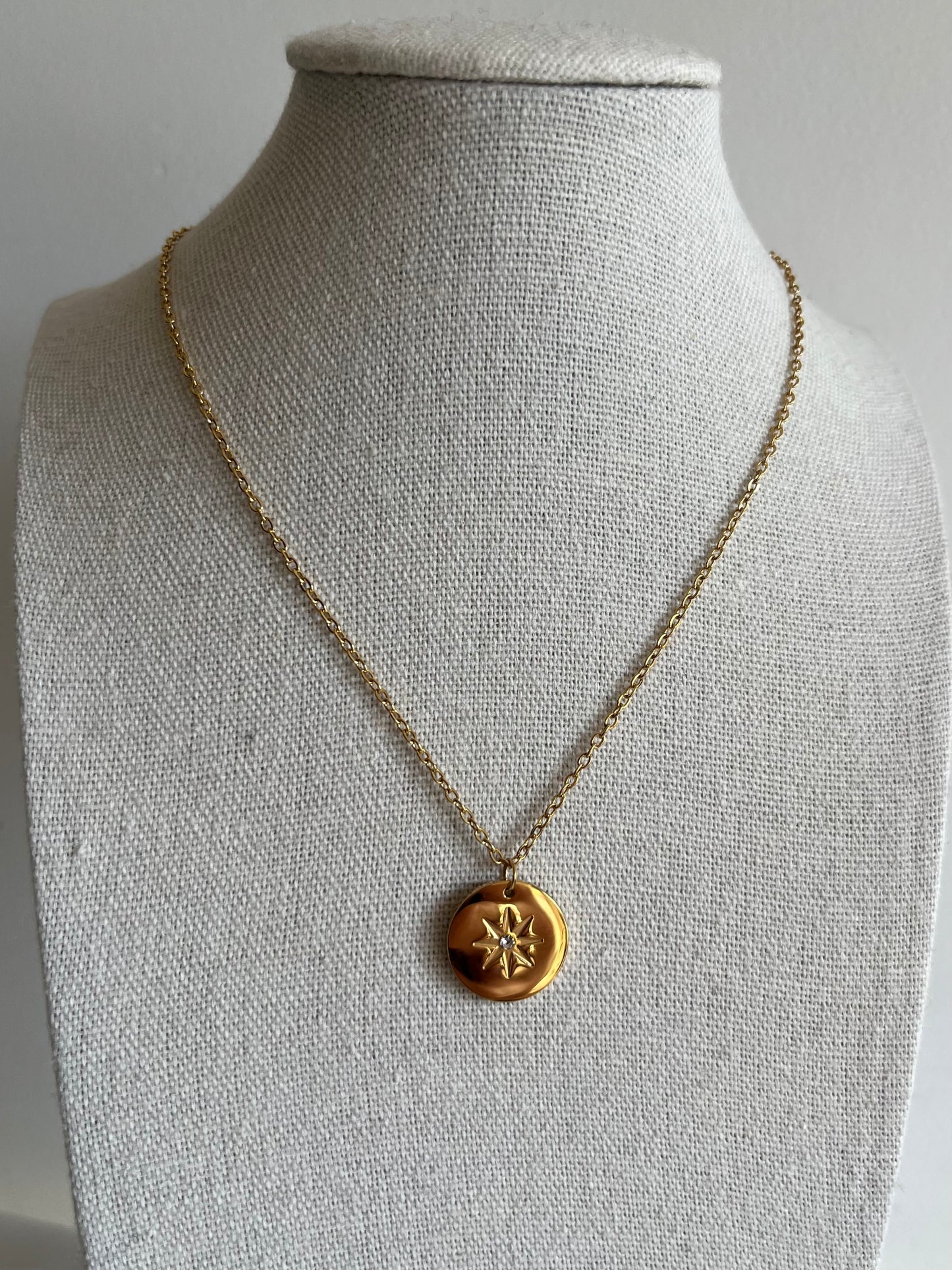 Collier médaillon étoilé