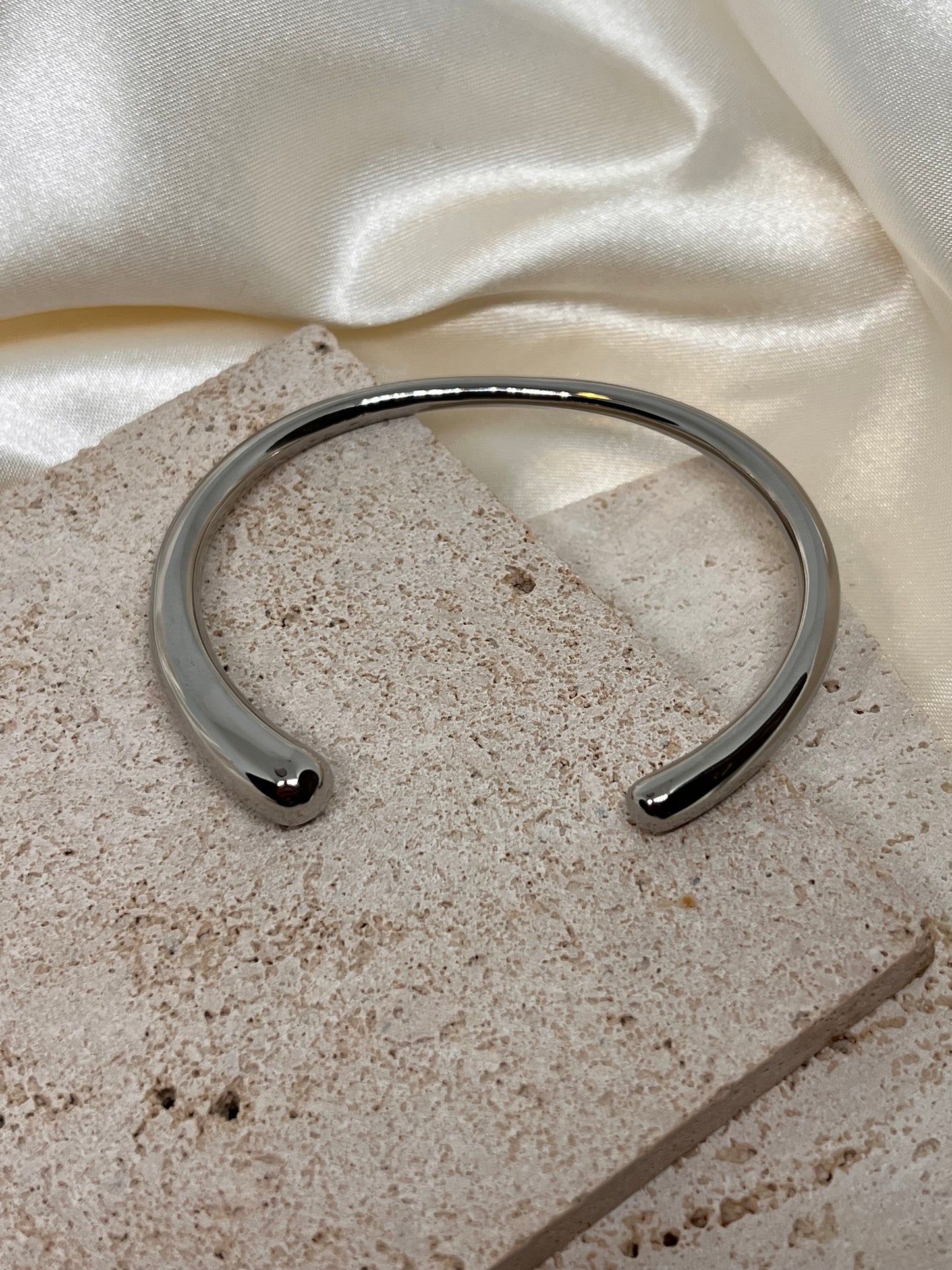 Bracelet jonc asymétrique