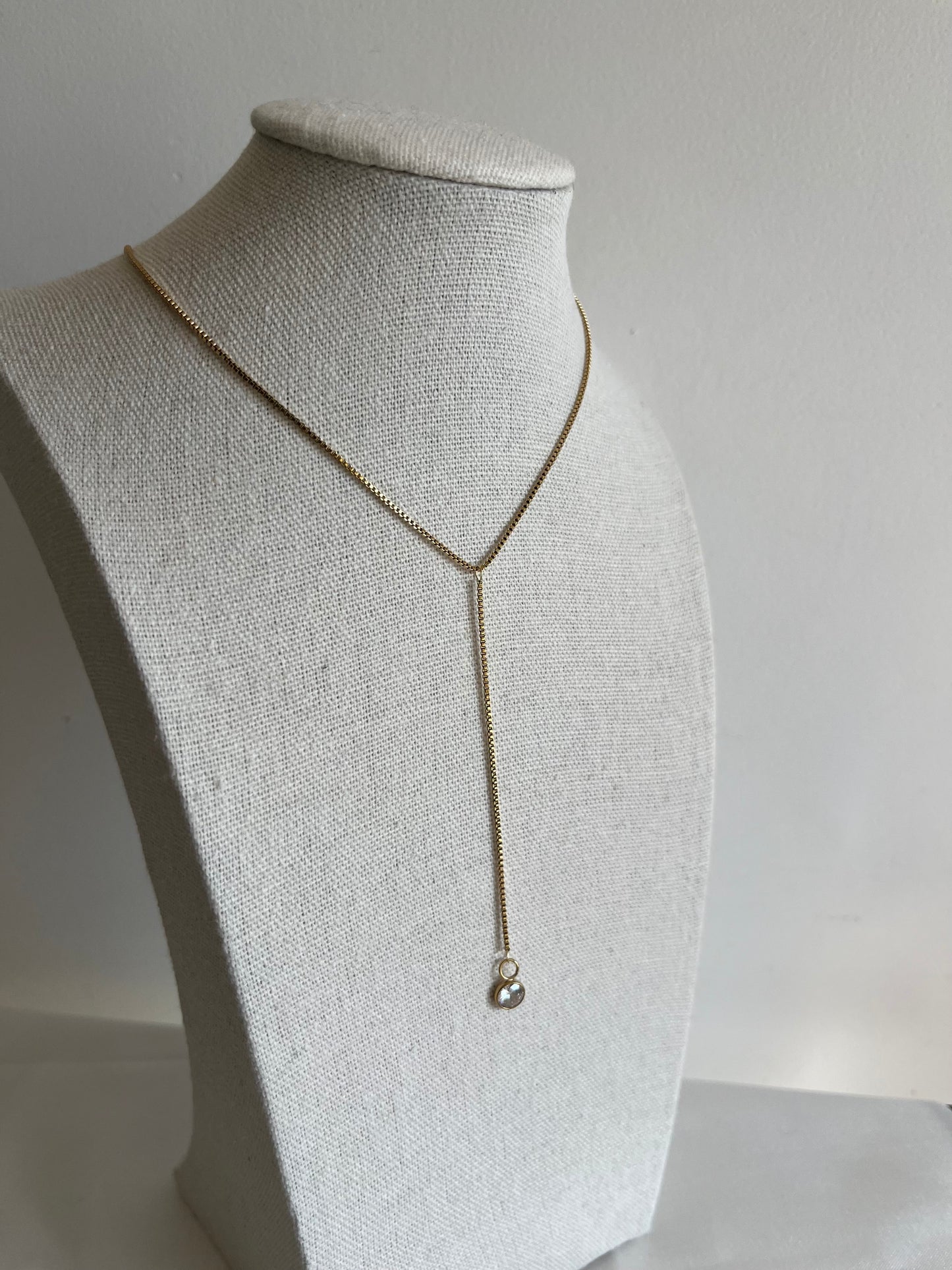 Collier chaîne cravate et oxyde de zirconium