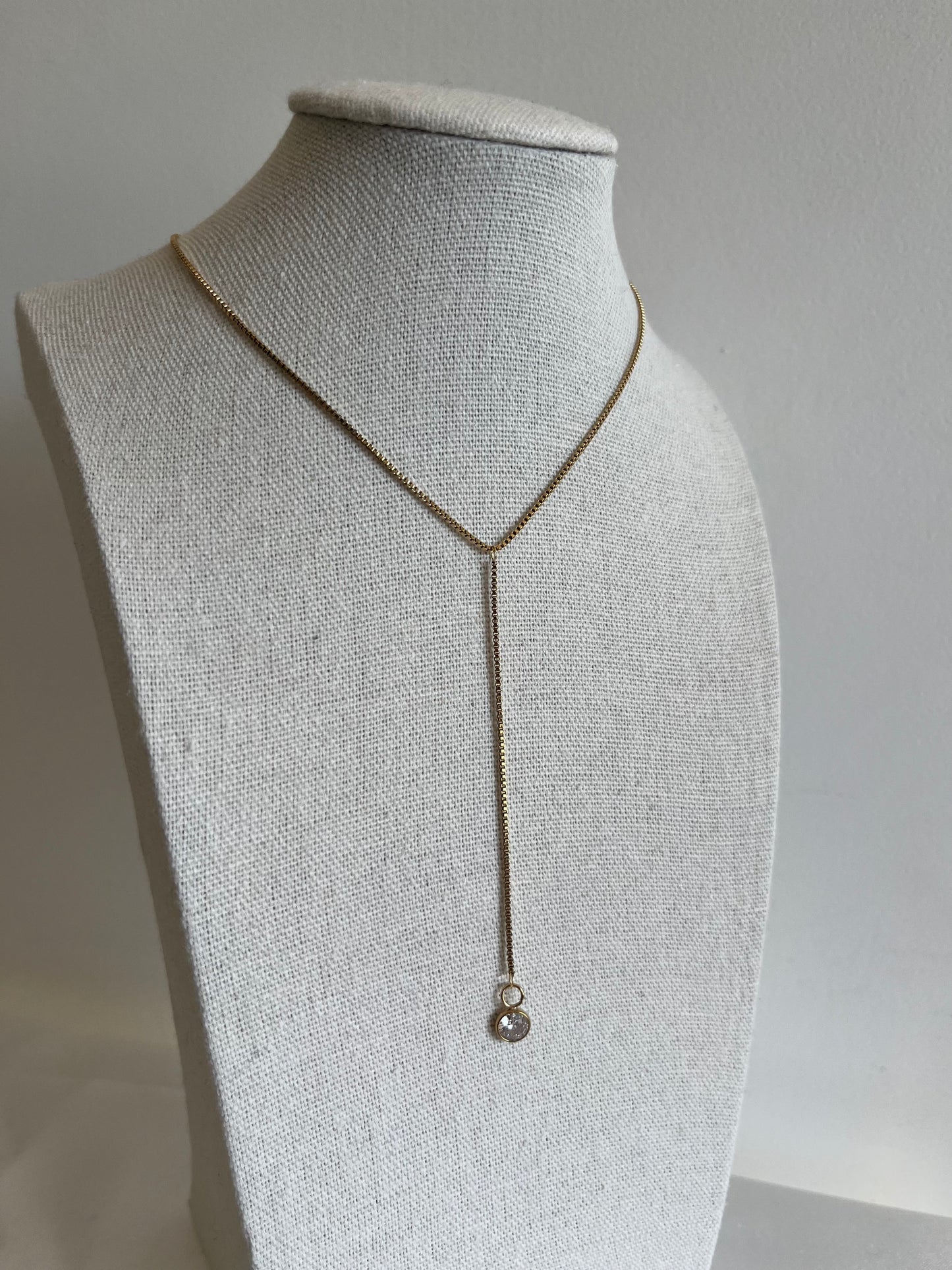 Collier chaîne cravate et oxyde de zirconium