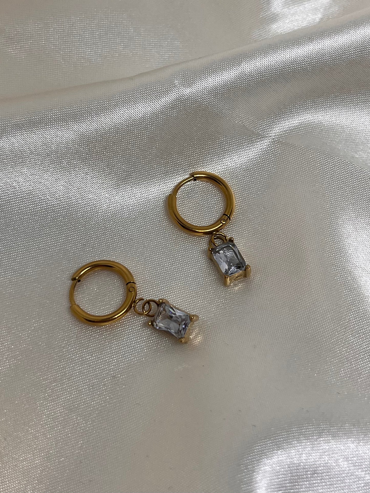 Boucles d’oreilles créoles avec oxyde de zirconium rectangulaire